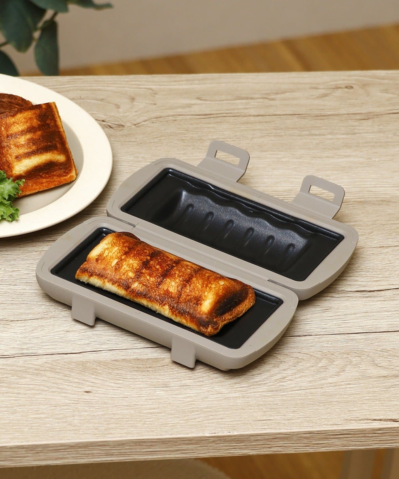 Microwave-safe half-sized hot sandwich maker 3 Coins