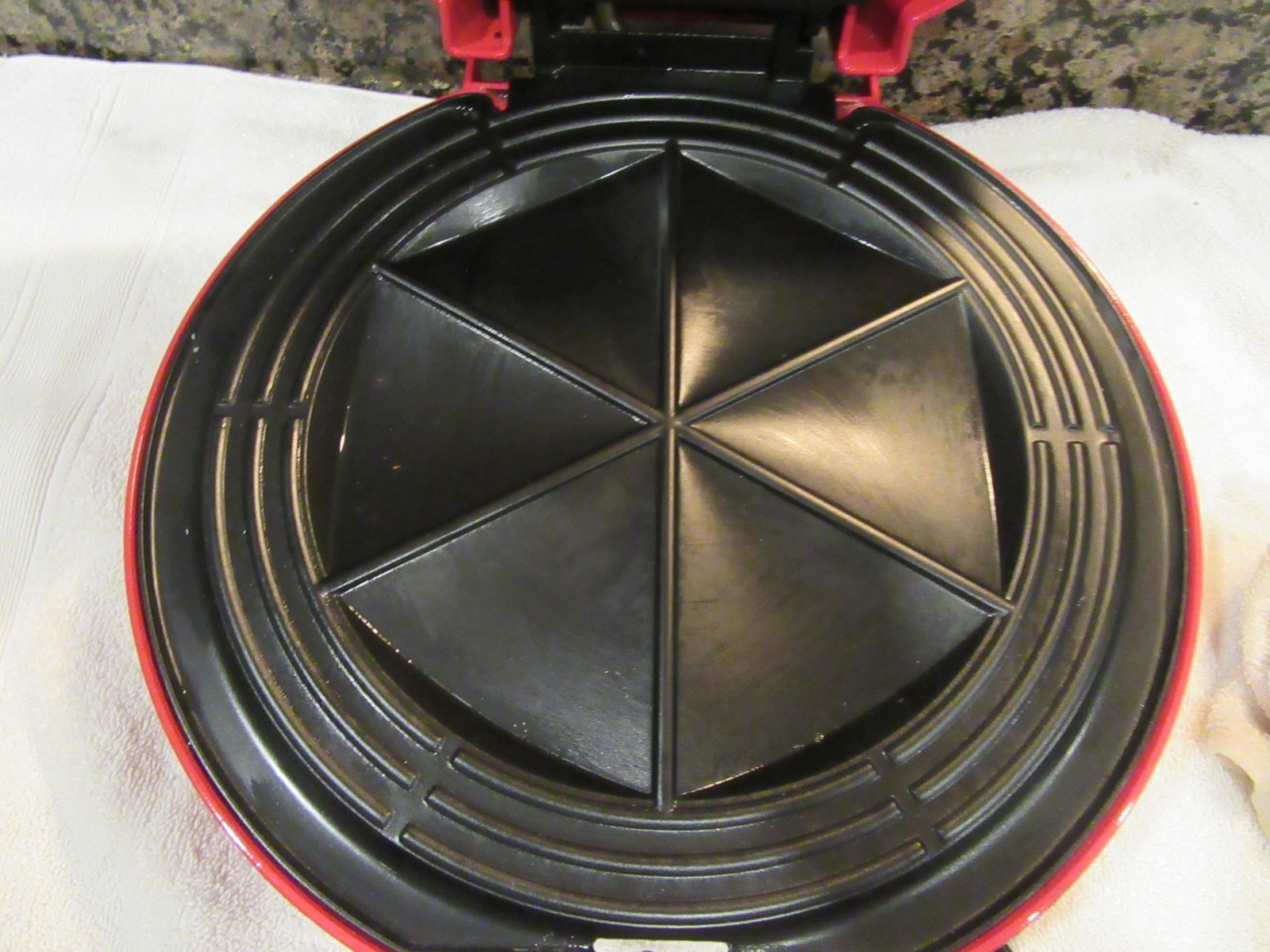 Salton Santa Fe QM2SFR Quesadilla Maker Super Clean and Working Well See Video