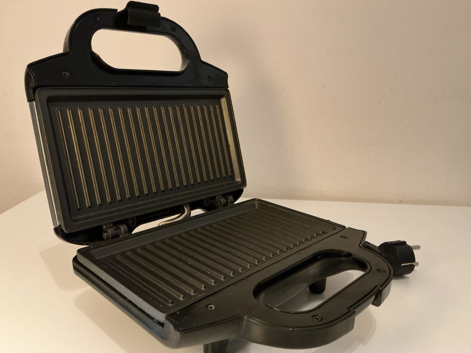 Tefal Ultracompact Sandwich Maker SM157236 700W Panini Toastie Press Boxed
