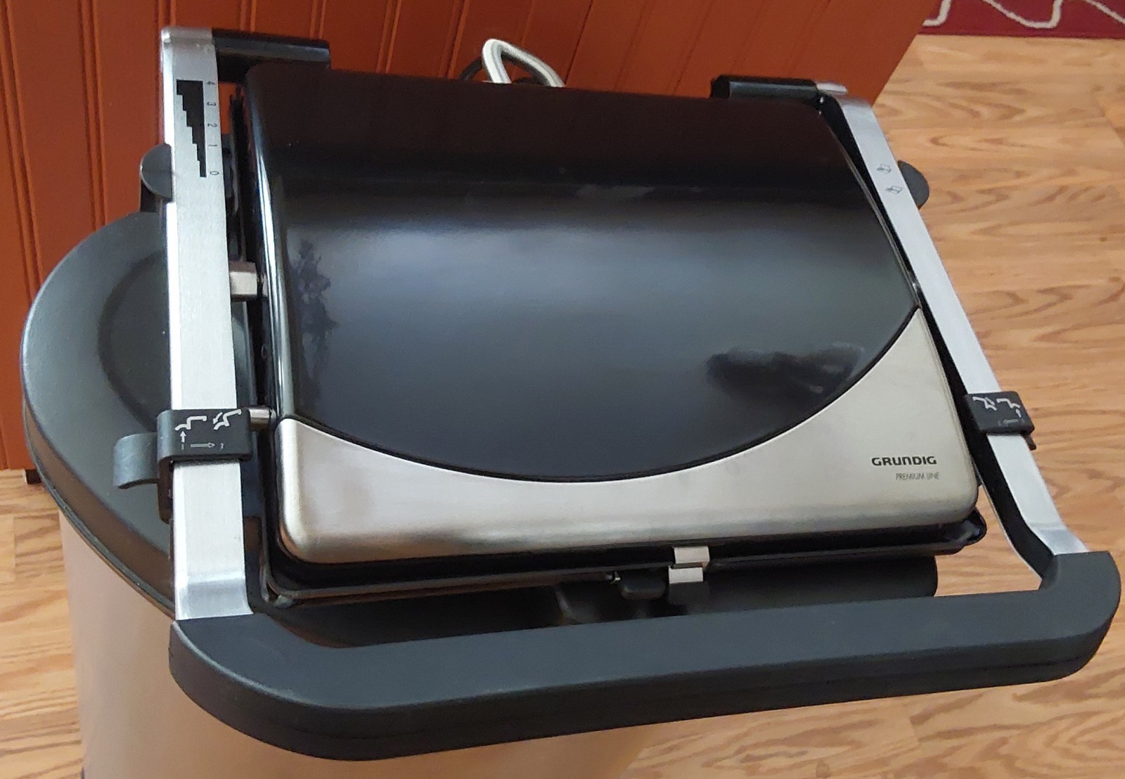 Grundig CG 5040 U Contact Grill 1200W Black Silver Removable Plate Easy Clean