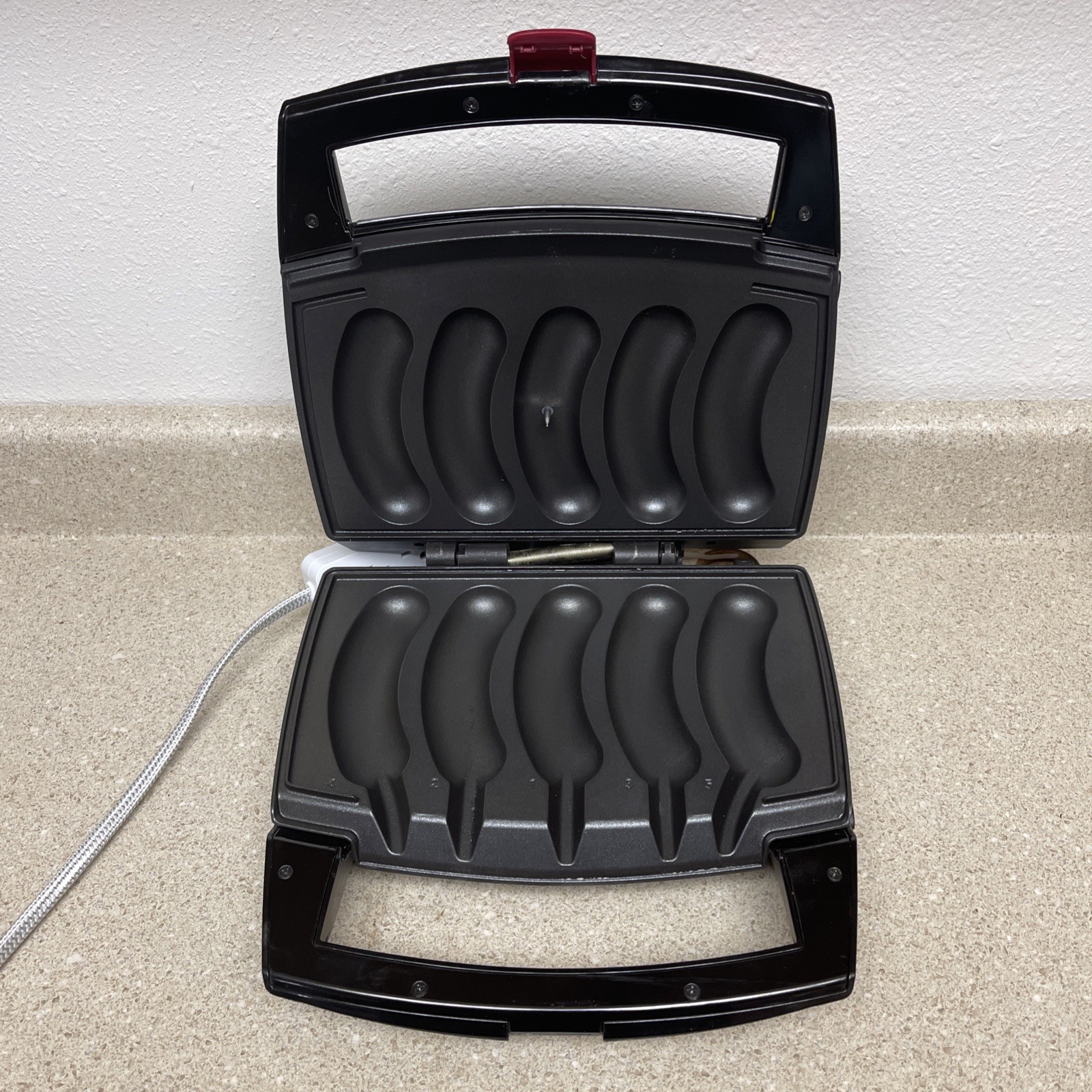 Johnsonville Sizzling Sausage Grill: Model BTG-0498, Non-stick, removable trays