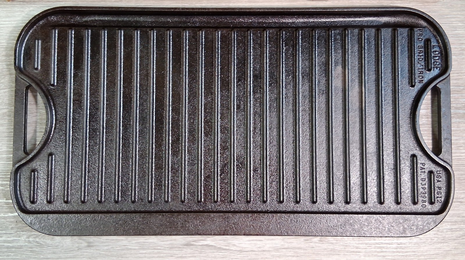 Lodge Logic 20 x 10-7/16” Pro Grid Reversible Cast Iron Grill – Seasoned