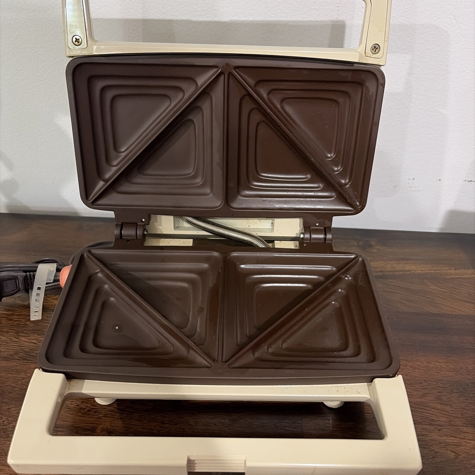 Oster, Hot ’n Toasty, 700W, Vintage, Sandwich Grill – Beige & Brown