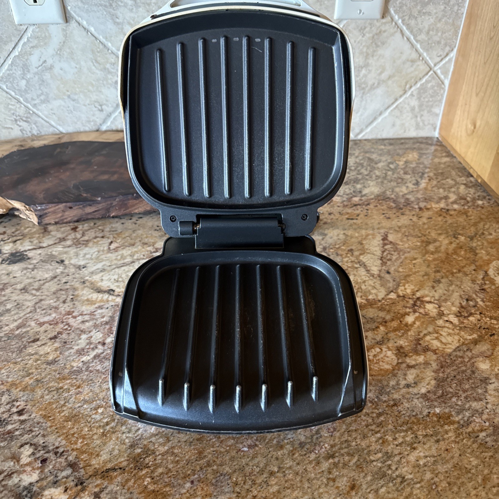 George Foreman Grill Lean Mean Fat Reducing Grilling Machine GR-10A White Tested