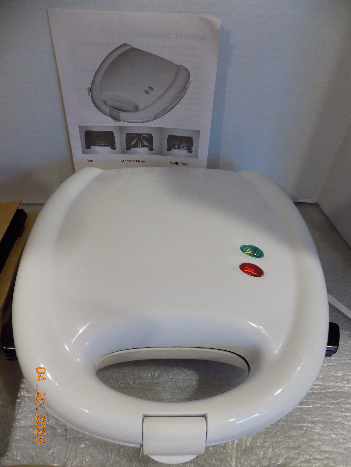 Everstar Three–In-One Grill Model 358 900 w/ 3 Interchangeable Grill Plates