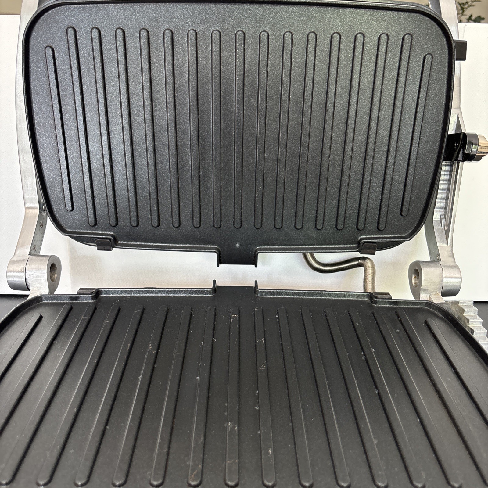 Pampered Chef Deluxe Electric Grill and Griddle Model 100348 No Temp Probe