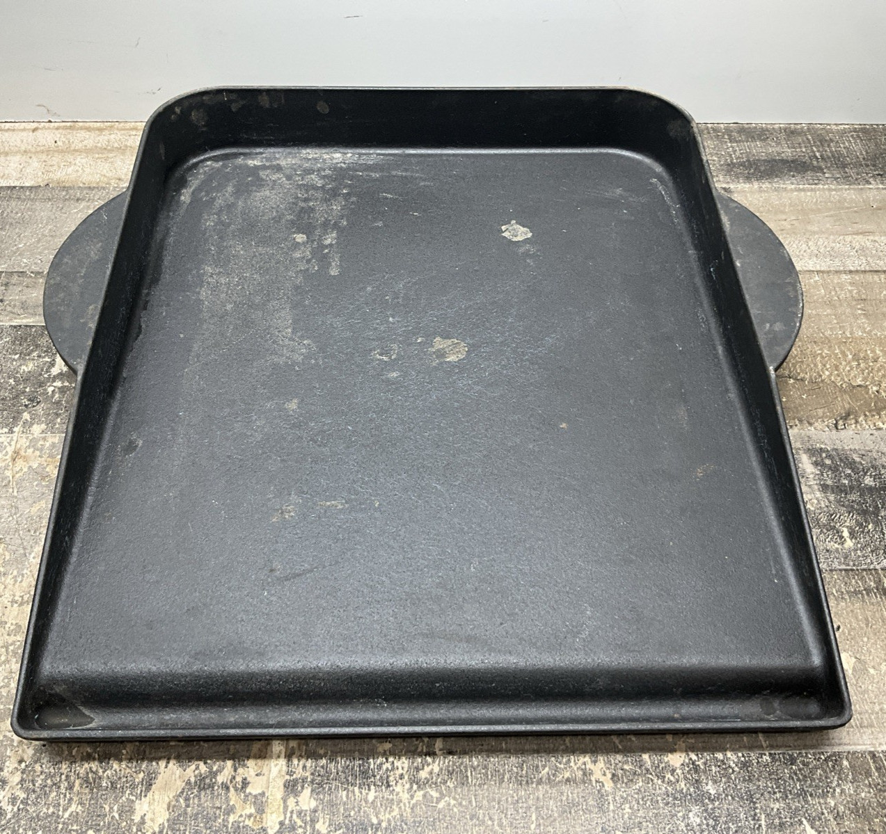 CAST IRON FLAT TOP PLANCHA GRIDDLE 14.5 X 17.5 COOKING AREA HANDLE GREASE TRAY