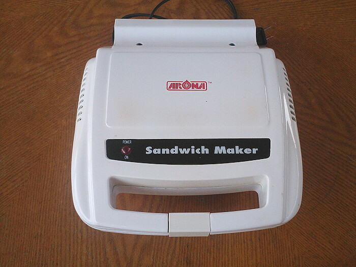 VINTAGE AROMA MODEL # ASM 902 SANDWICH MAKER {WORKING}