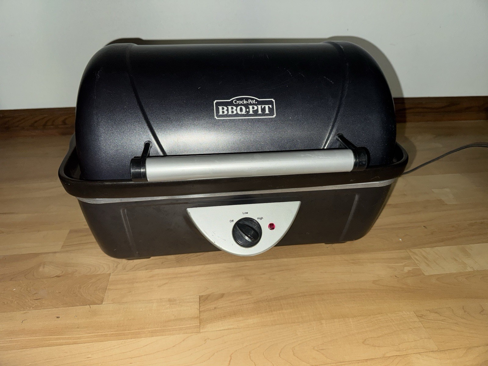 Crock-Pot BBQ Pit Slow Cooker / Indoor BBQ Roaster Slight Scratches On Top