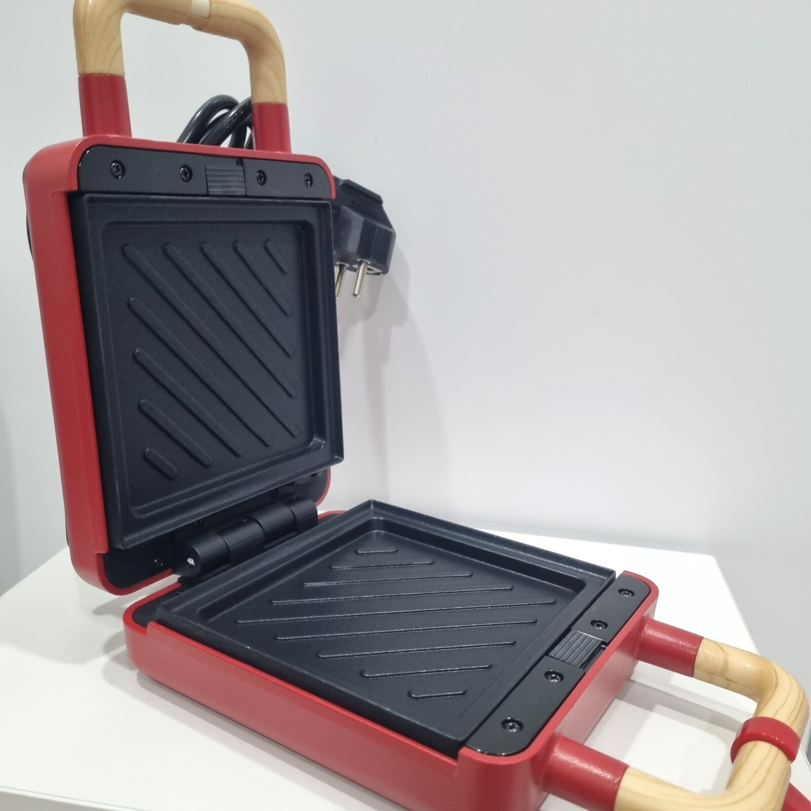 Danmi Sandwich Maker compact size 1.4kg 600W