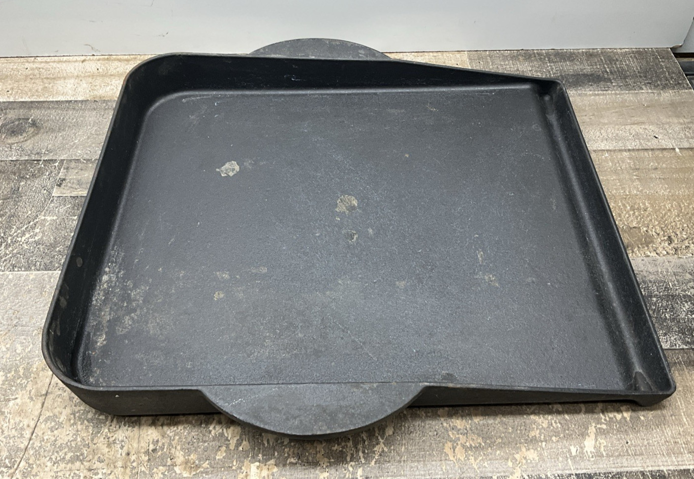 CAST IRON FLAT TOP PLANCHA GRIDDLE 14.5 X 17.5 COOKING AREA HANDLE GREASE TRAY