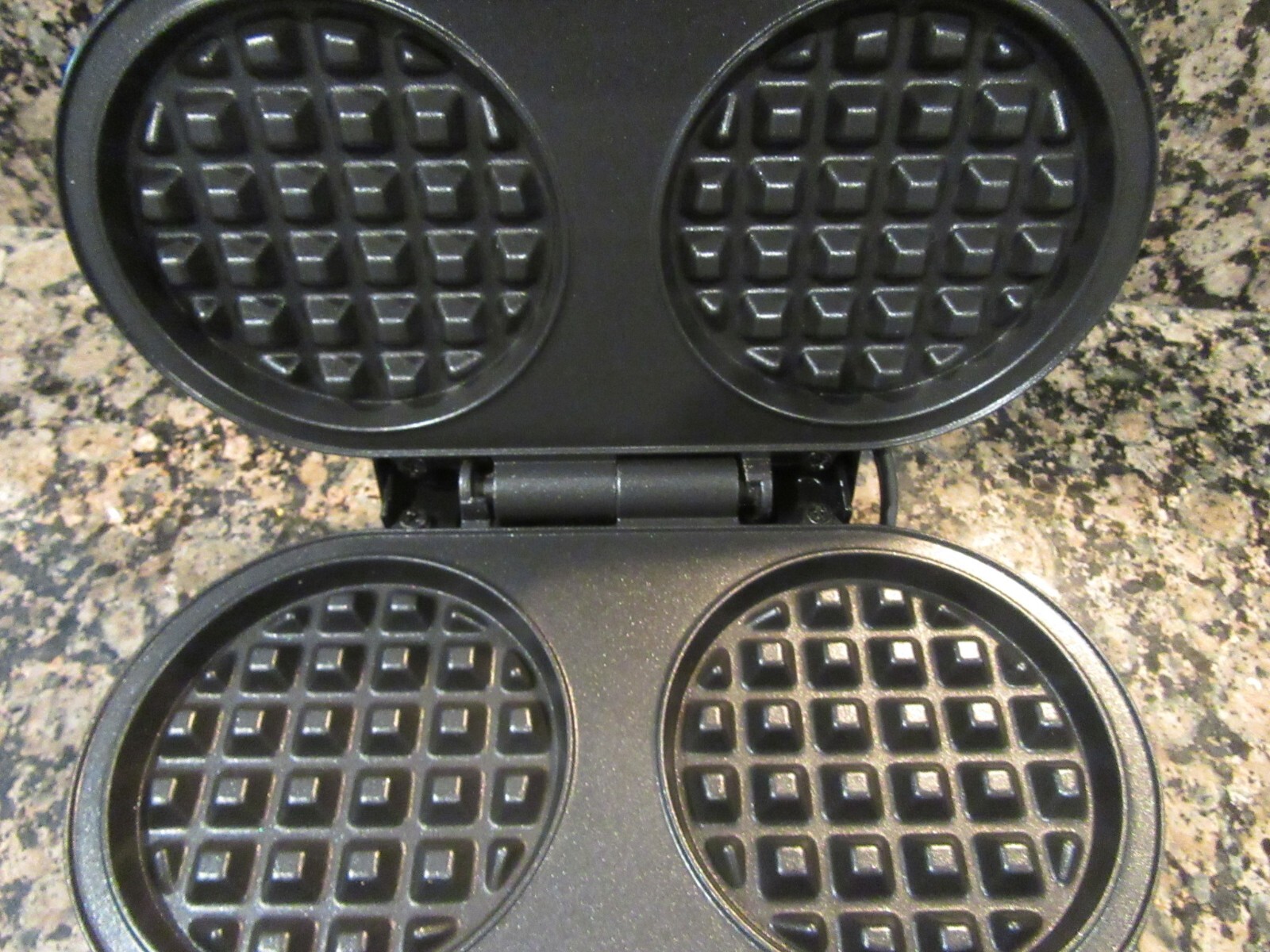 Proctor Silex Double Waffle Maker in Great Working Shape! Please see Video