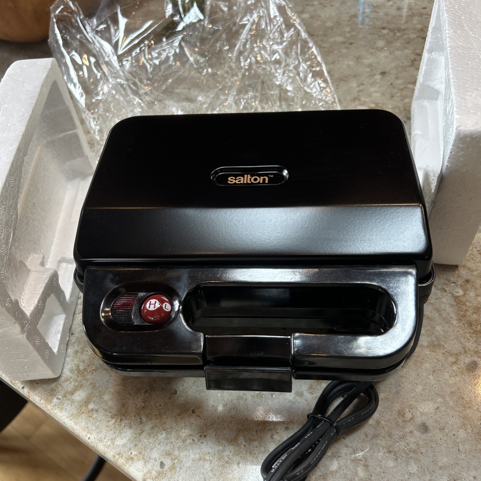 Salton Electric Snack and Sandwich Maker SA-15 120V