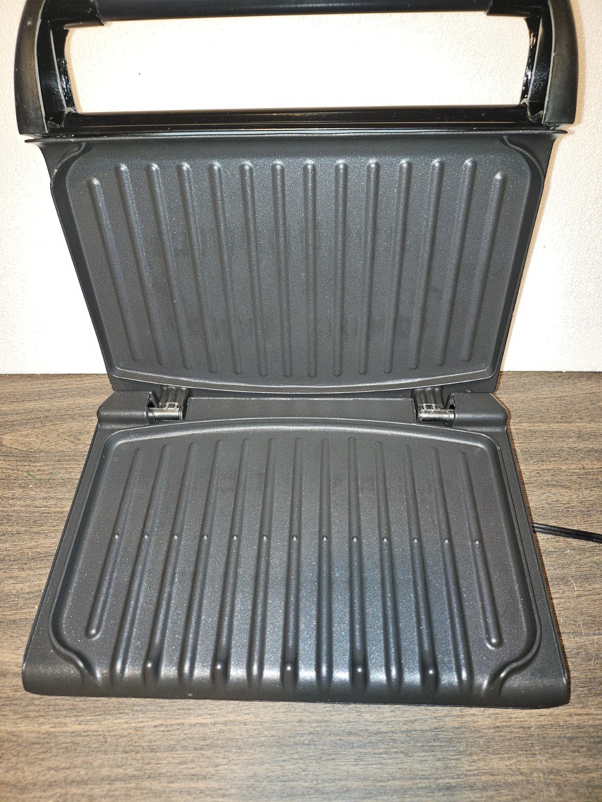 NEW GEORGE FOREMAN GRV80B FAMILY SIZE INDOOR GRILL