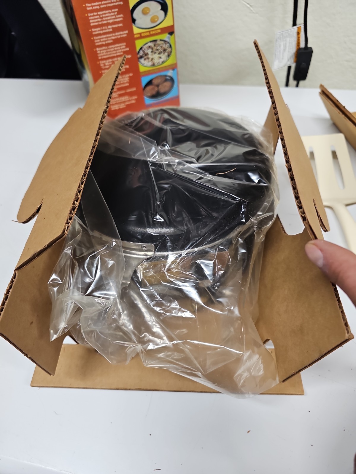 UNUSED Vintage 1976 Sunbeam Model 30-10 M’Sieur Electric Crepe Maker Open Box