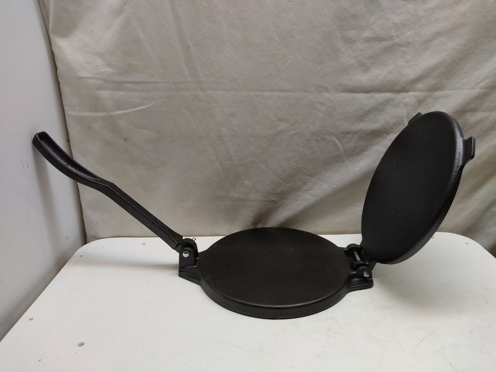 Victoria Pataconera Tortilla Maker Empanadas Arepas Cast Iron Press Plate Black