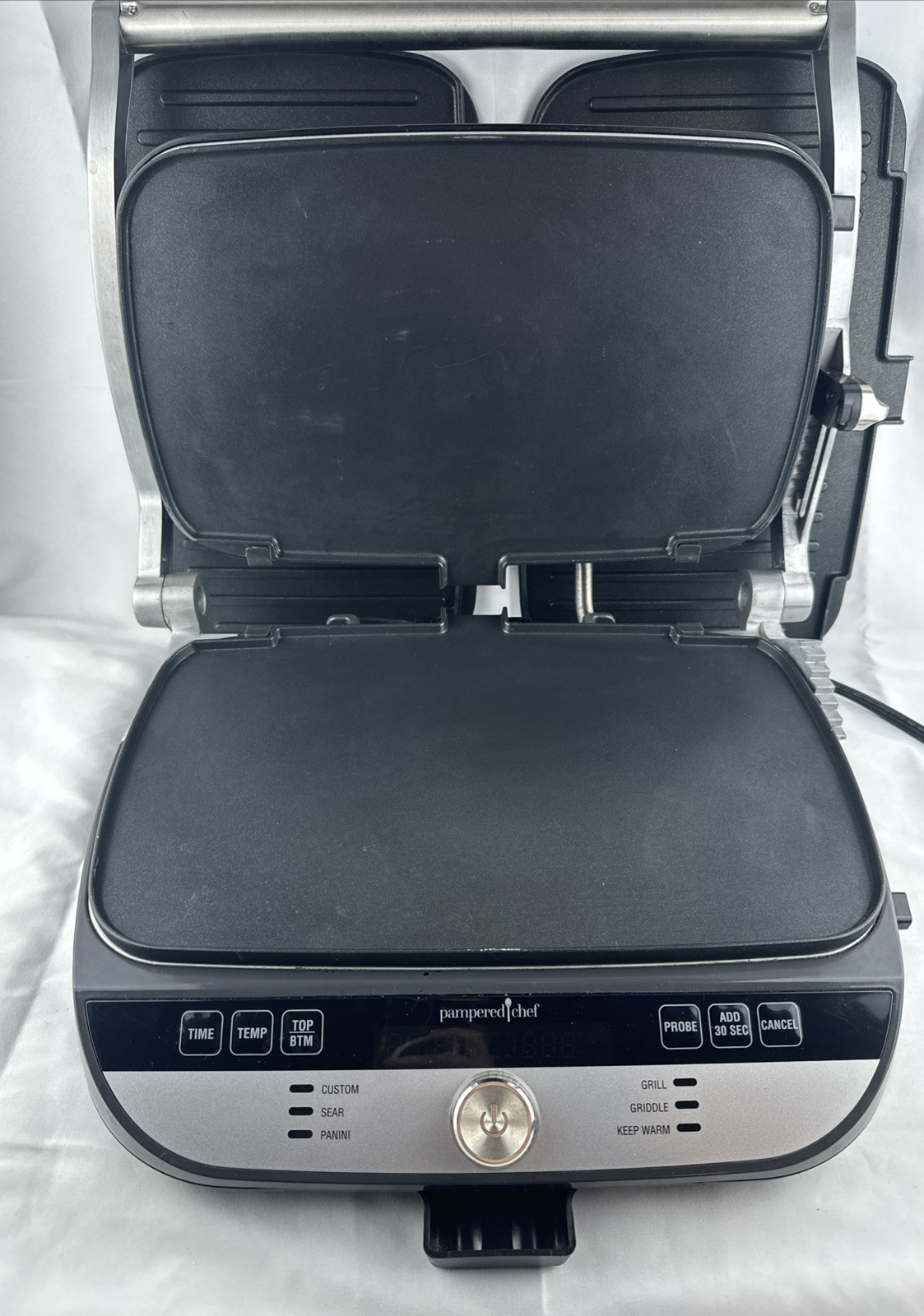 Pampered Chef Deluxe Electric Gril and Griddle Model 100348 2 Sets of Plates