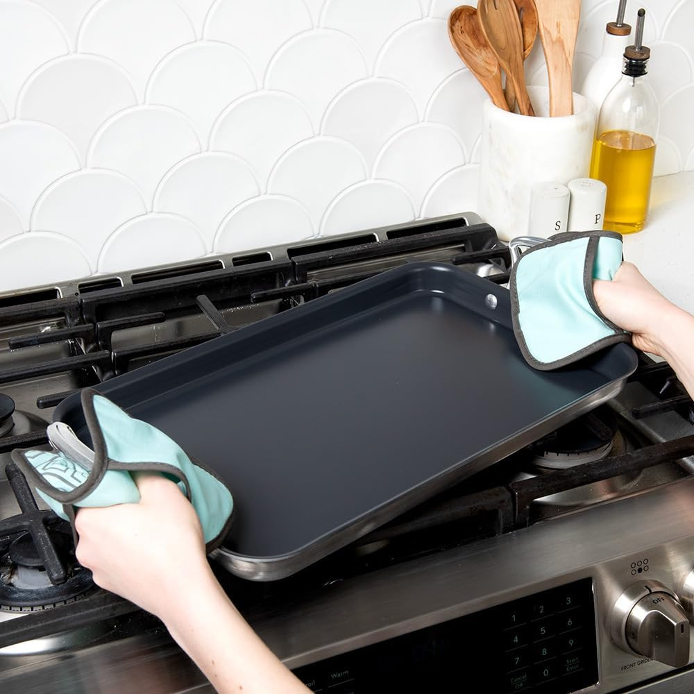 Double Burner High-Sided Formed Griddle with 2 Oven Hot Pads