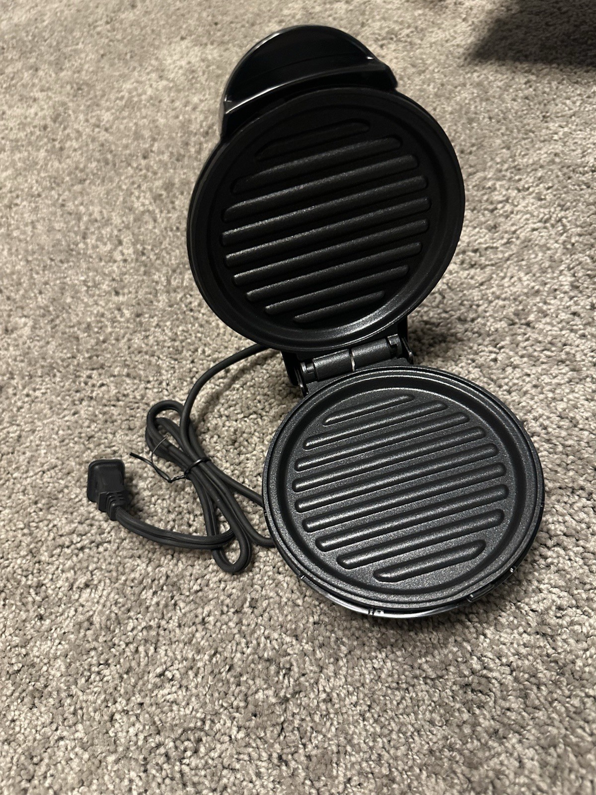 DASH Mini Maker Hamburger Grill with 4″ Cooking Surface 350 Watts Brand NEW