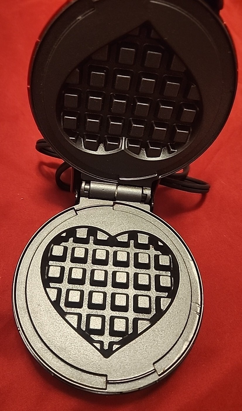 Dash Mini 4″ Heart Shaped Waffle Maker Non Stick 350 Watts Red