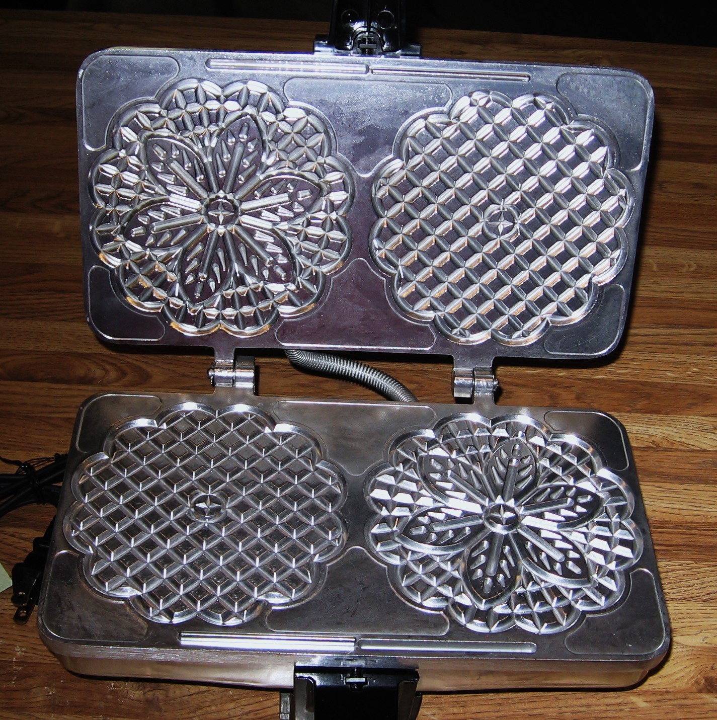 VillaWare Prego Series II 3600 Pizzelle Maker/Chrome/Metal Plates/New In Box