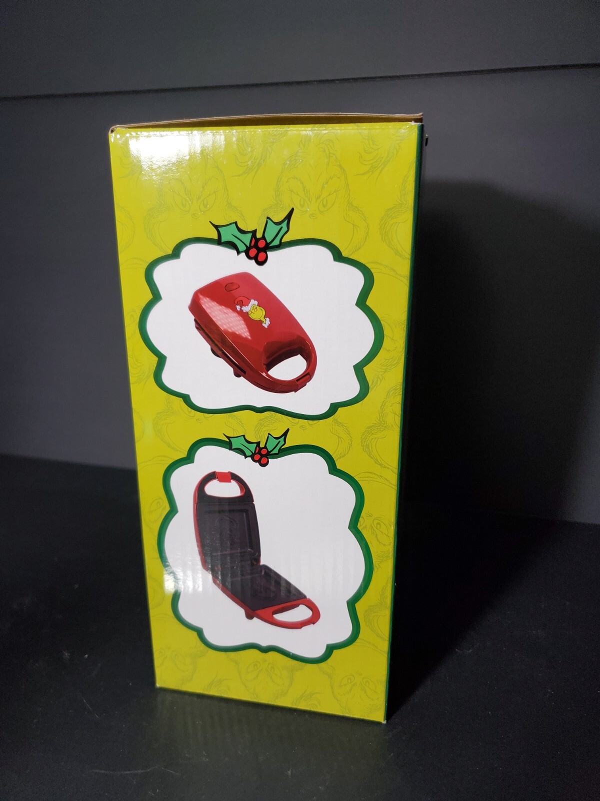 THE GRINCH DR SEUSS GRILLED CHEESE SANDWICH MAKER. O.