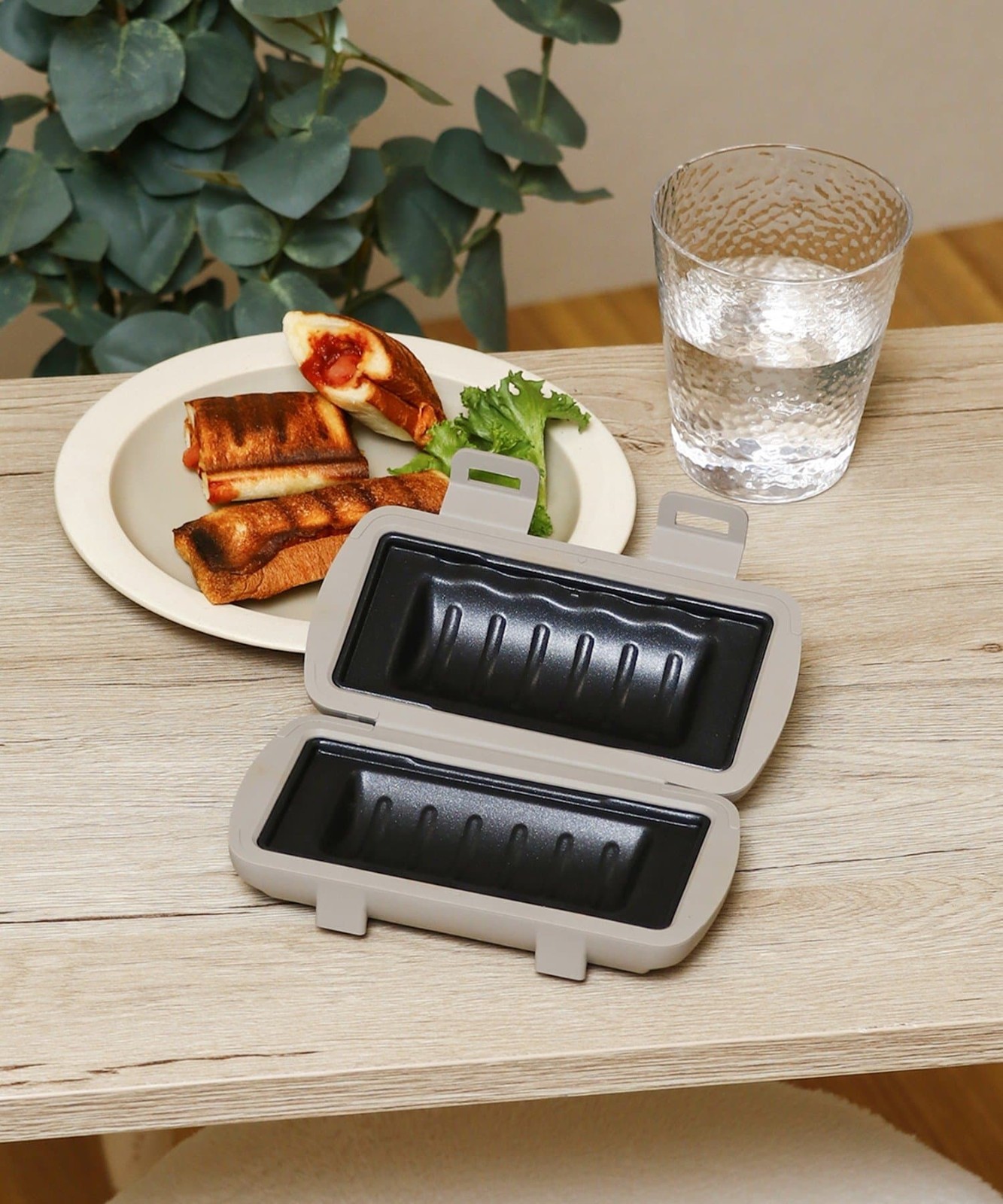 Microwave-safe half-sized hot sandwich maker 3 Coins