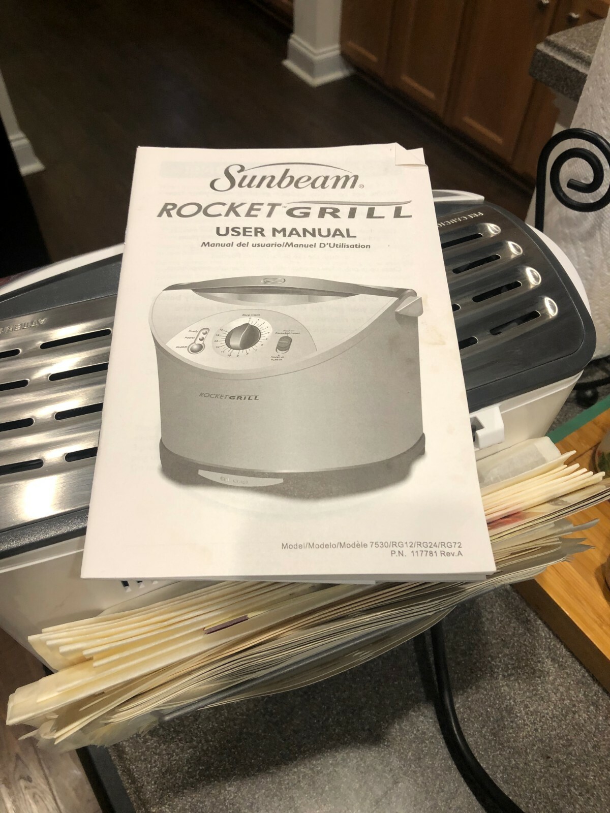 Sunbeam Rocket Grill nice and 32 Parchment Pouches for cooking RG12