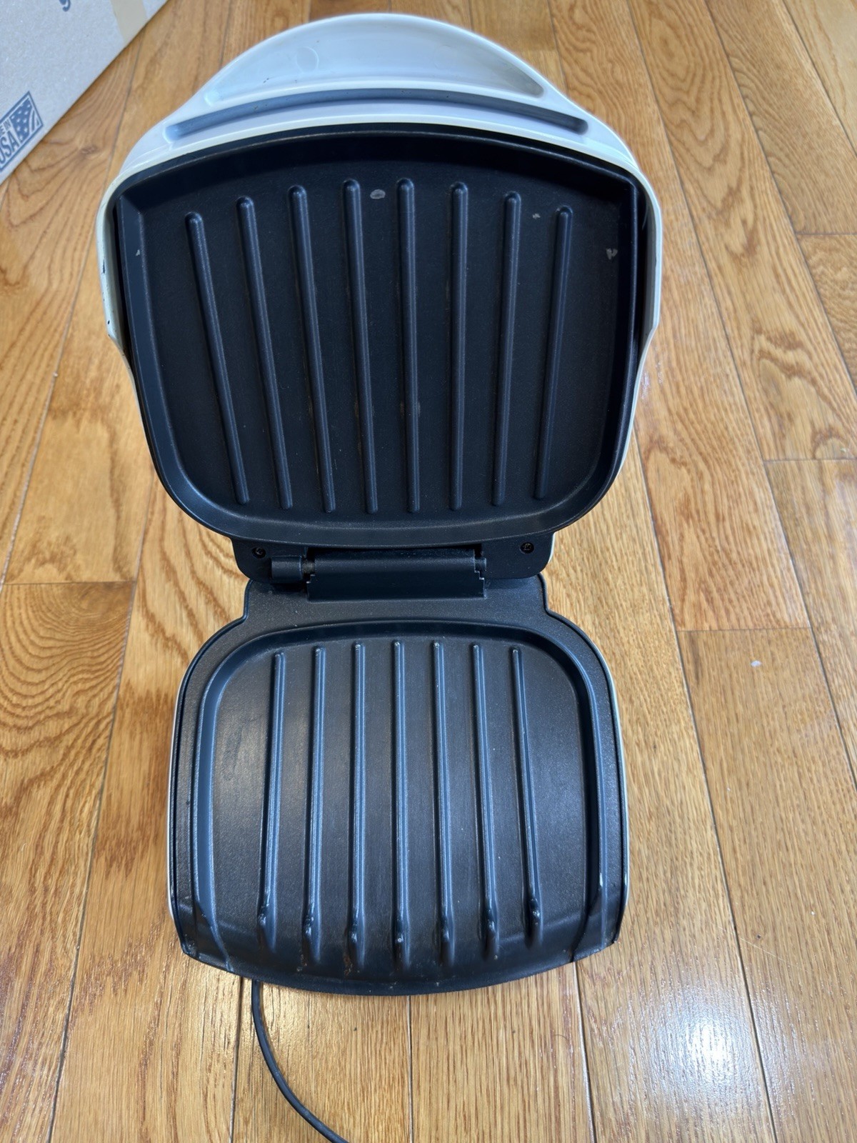 GEORGE FOREMAN Grilling Machine(s) ~ GR-10A ~ White ~ 120V, 760W ~ Drip Tray