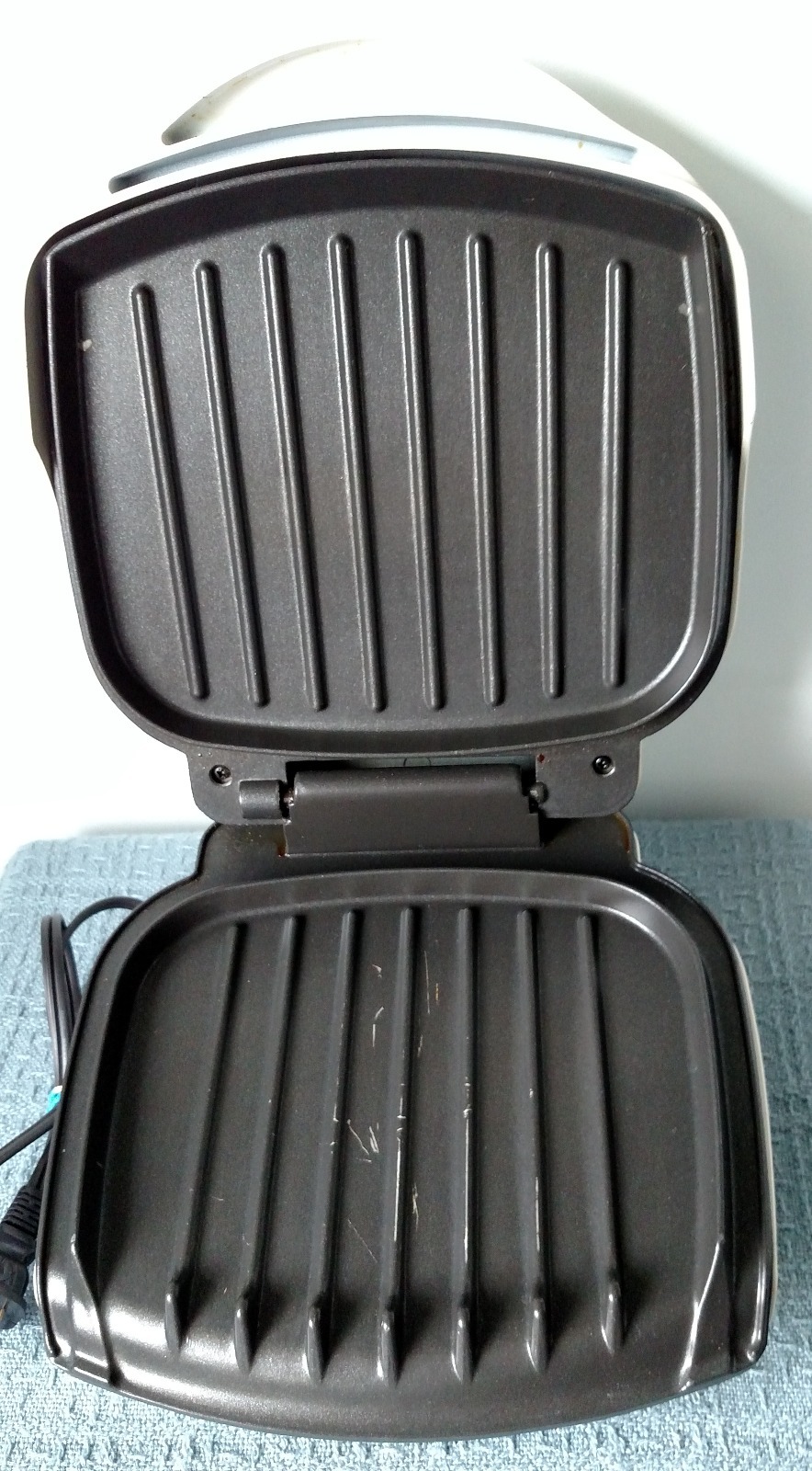 GEORGE FOREMAN Grilling Machine(s) ~ GR-10A ~ White ~ 120V, 760W ~ Drip Tray