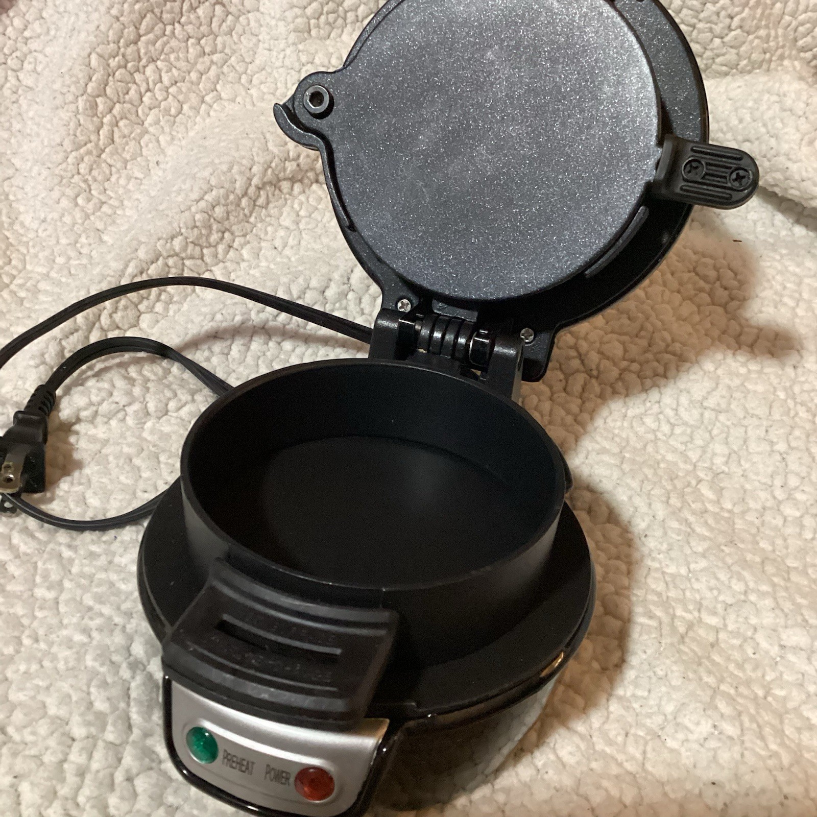 Hamilton Beach Breakfast Sandwich Maker with Egg Cooker Ring Black 600 Watt
