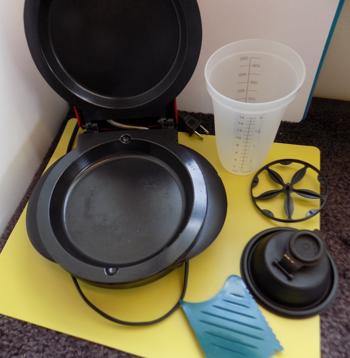 Xpress Cooker Redi Set Go Non Stick Electric Grill + Tupperware Quick Shake