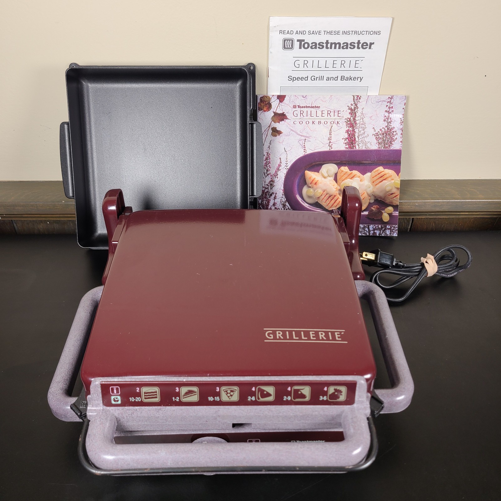 VTG 90s / 00s Toastmaster Grillerie Model 2000 Speed Grill & Bakery w/ Plates