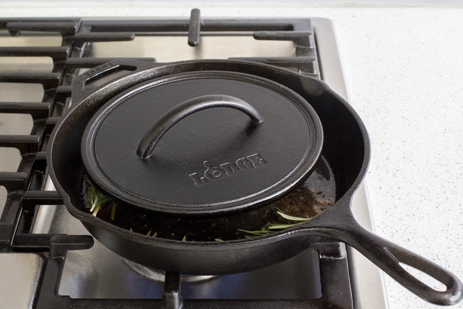Lodge Pre-Seasoned Round Cast Iron Press – Griddle 8 inch, Black