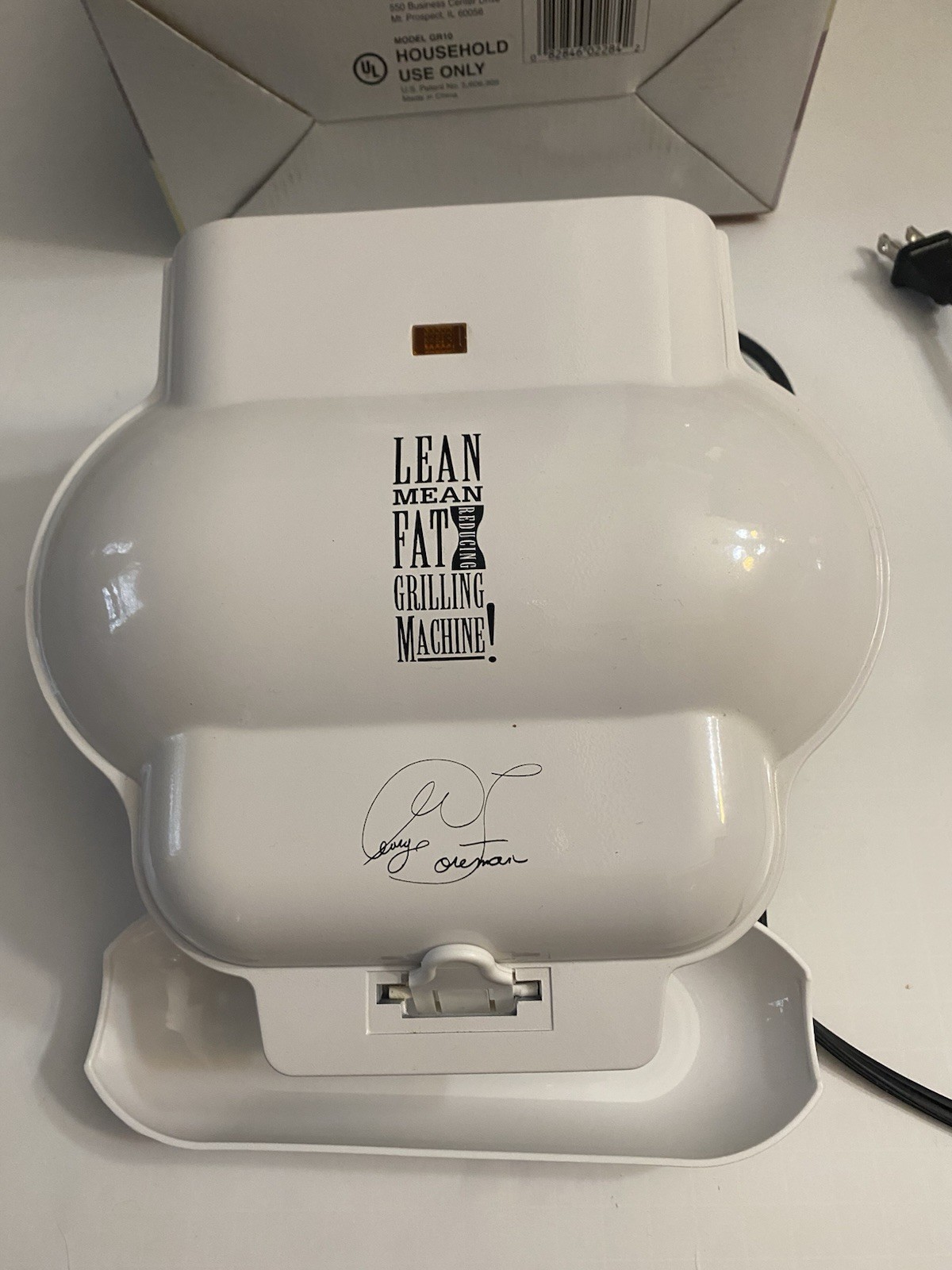 1999 GEORGE FOREMAN LEAN MEAN FAT REDUCING GRILLING MACHINE, MODEL GR10-WHITE