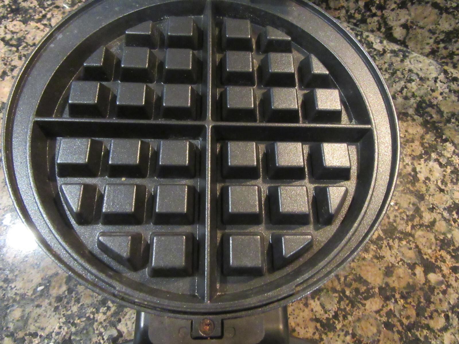 Farberware Belgian Flip Waffle Maker in Great Working Shape See Video