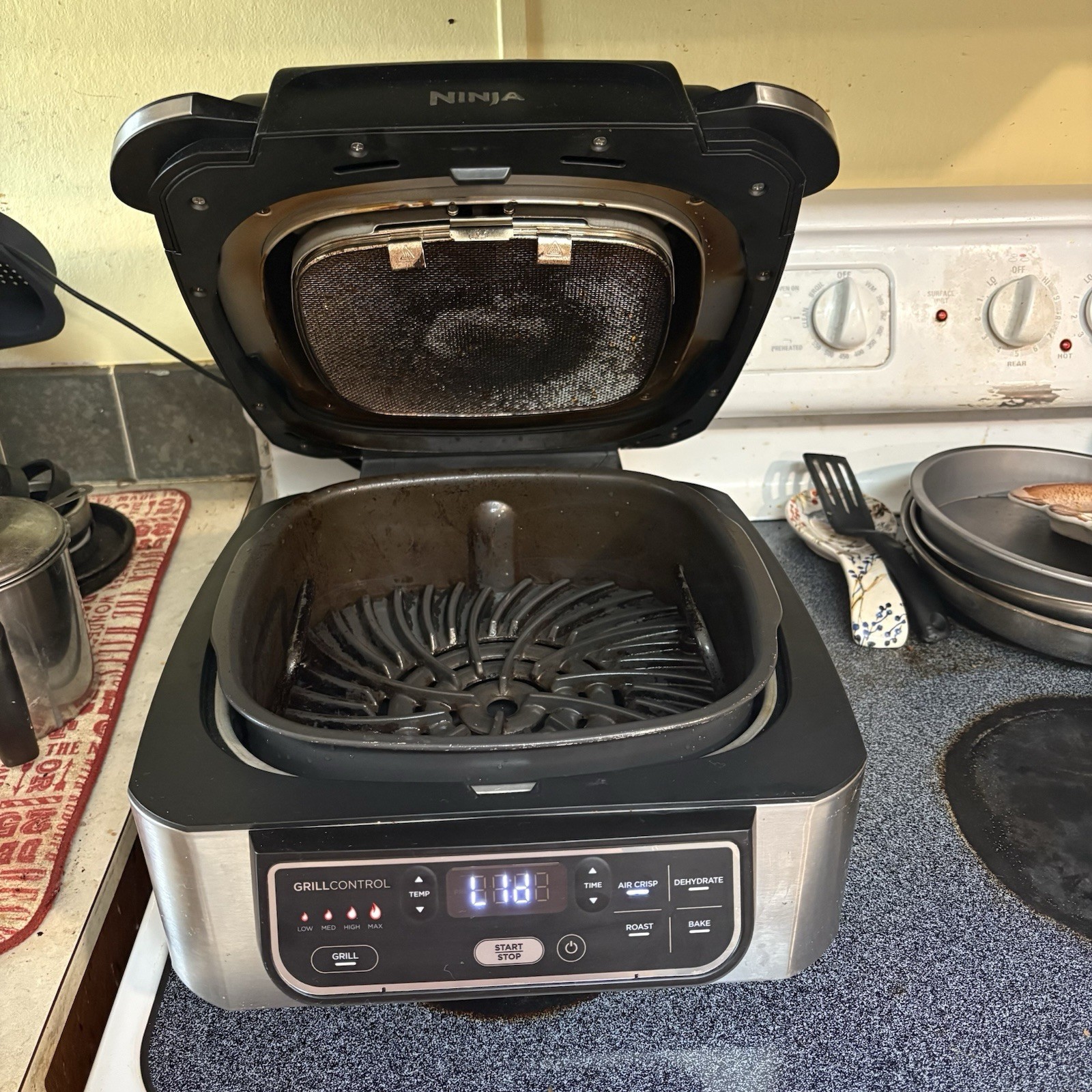 Ninja Foodi AG300 JM1 – 4 in 1 Indoor Grill, Air Fry, Roast & Bake Slightly Used