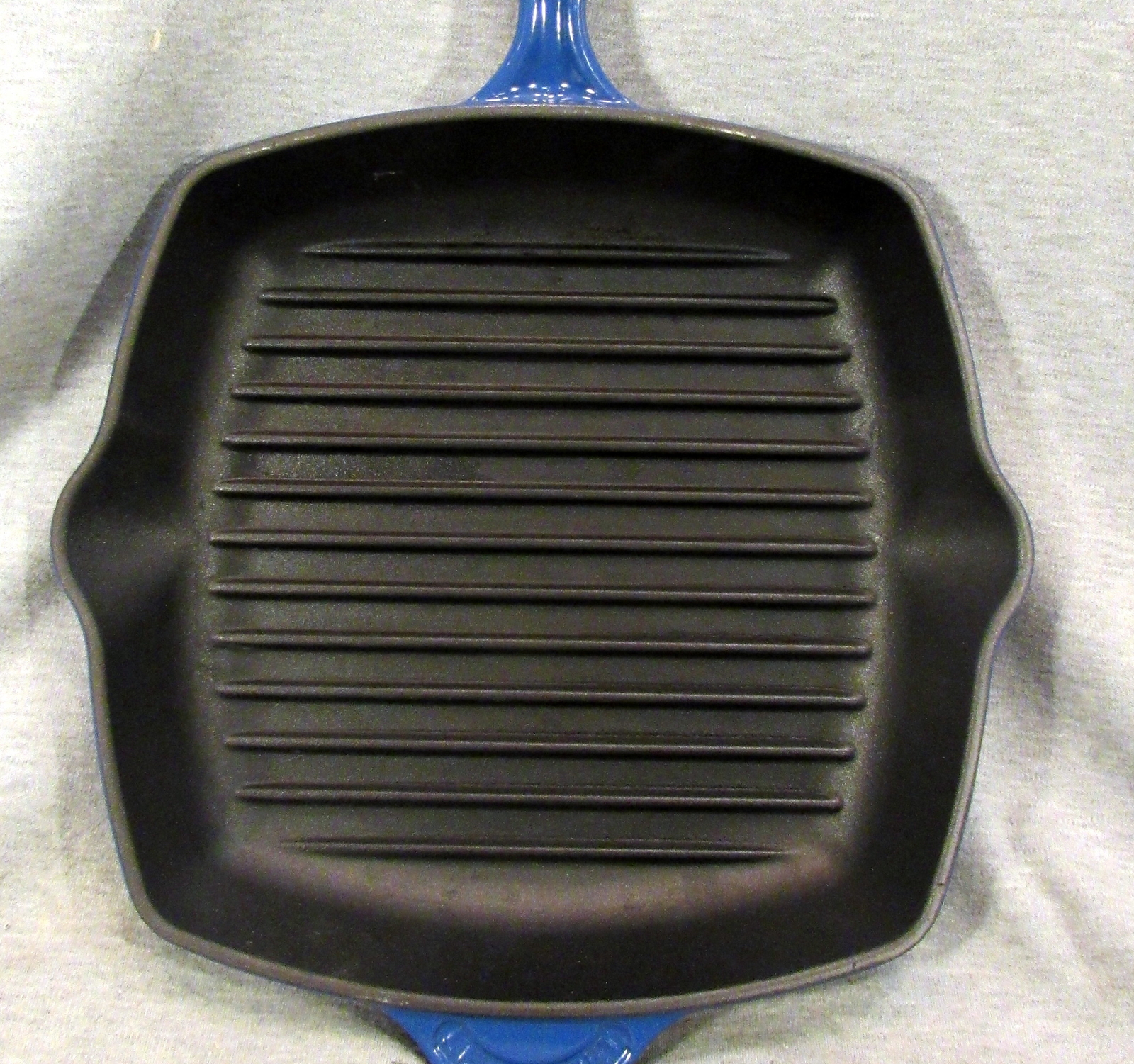 LOT 2 LE CREUSET 12″ X 10″ PAN #26 AND 14.5″ X 10″ OVAL SKILLET #31 CAST (87510)