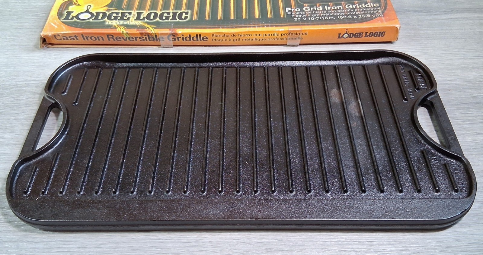 Lodge Logic 20 x 10-7/16” Pro Grid Reversible Cast Iron Grill – Seasoned