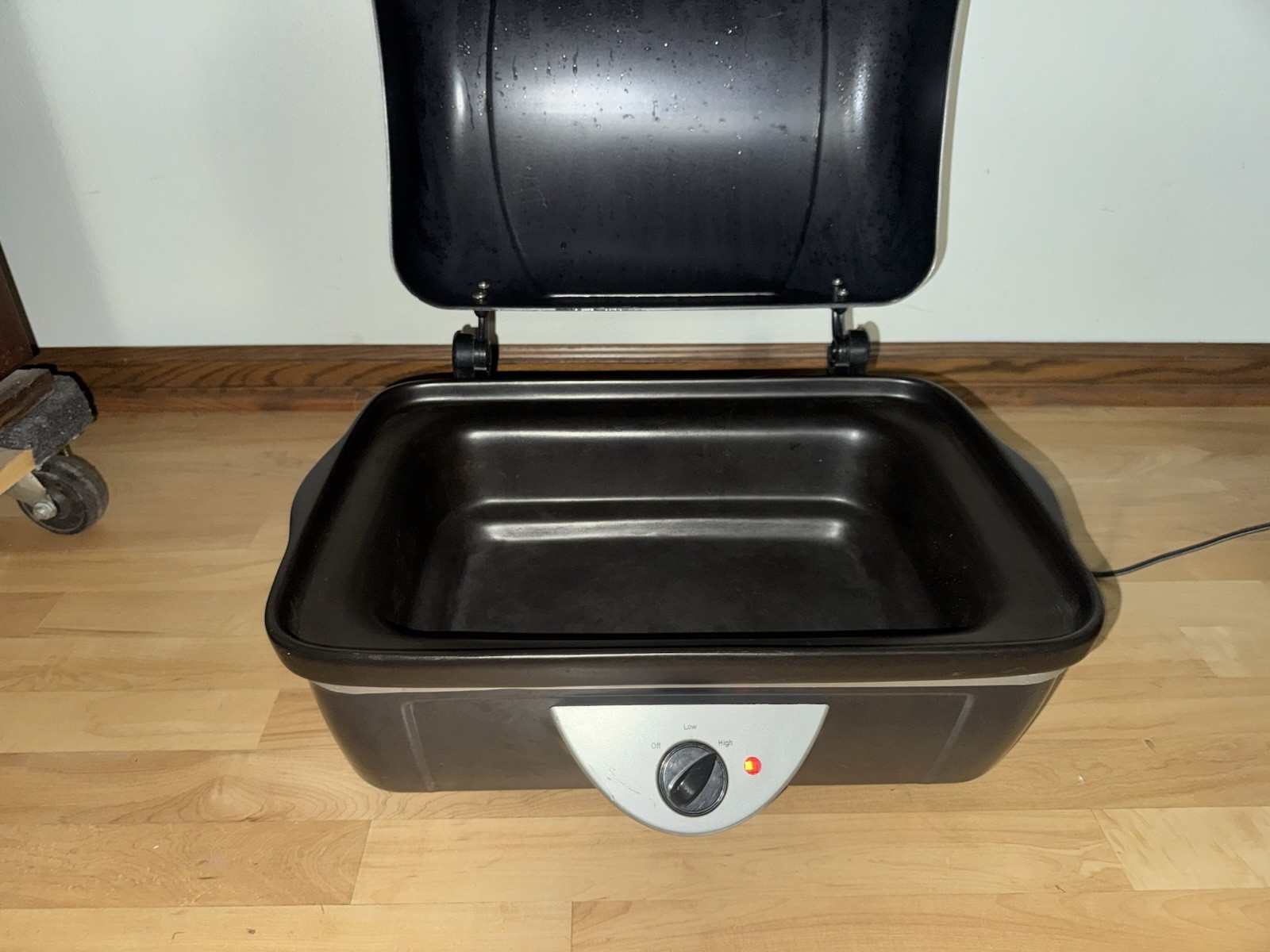 Crock-Pot BBQ Pit Slow Cooker / Indoor BBQ Roaster Slight Scratches On Top