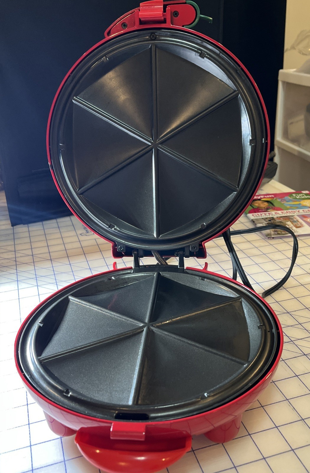 El Paso Chile Company Quesadilla Maker Model #S676- Red