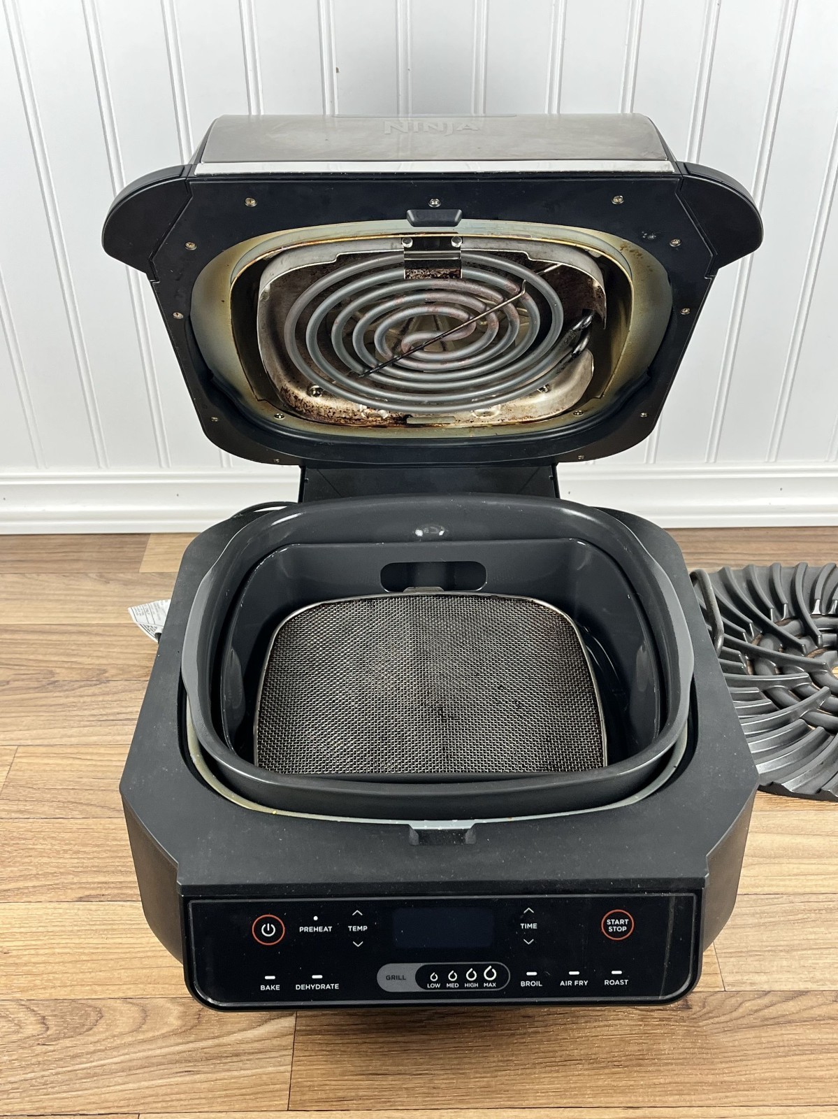 Ninja EG201 Foodi 6-in-1 Indoor Grill with Air Fry Roast Bake, Broil Dehydrate