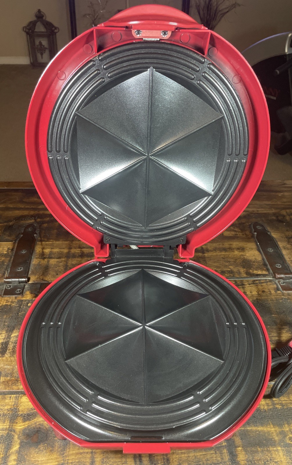 Santa Fe Quesadilla Maker QM2SFR Indoor Grill – Red – Excellent Condition