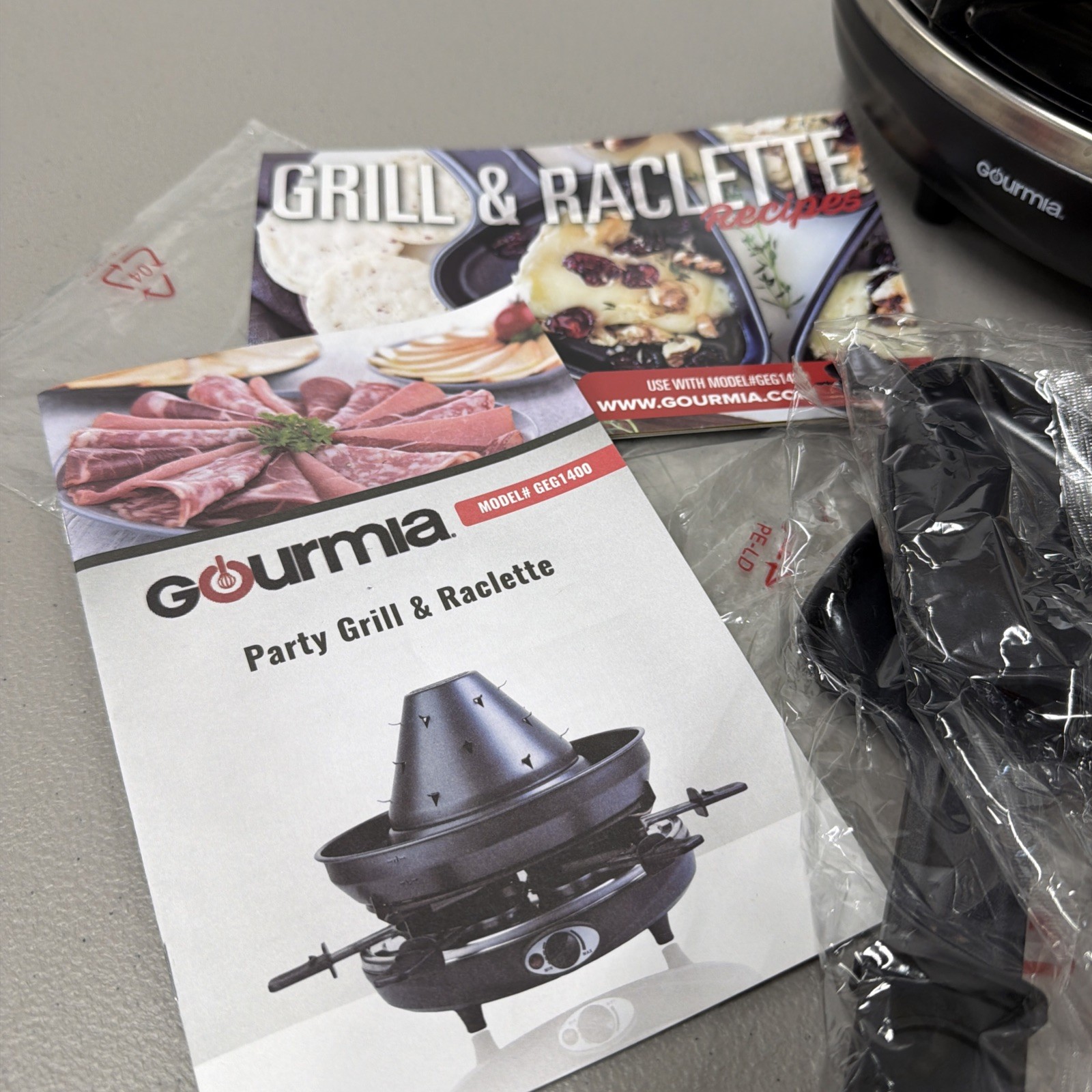 Gourmia Party Grill & Rackets, Model GEG1400 – new, open box
