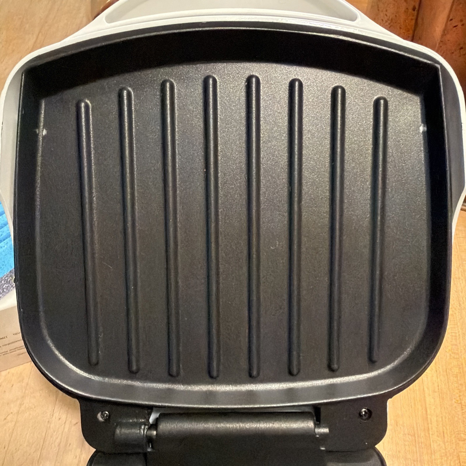 George Foreman Lean Mean Fat Reducing Grilling Machine GR10A WHT With Sponges