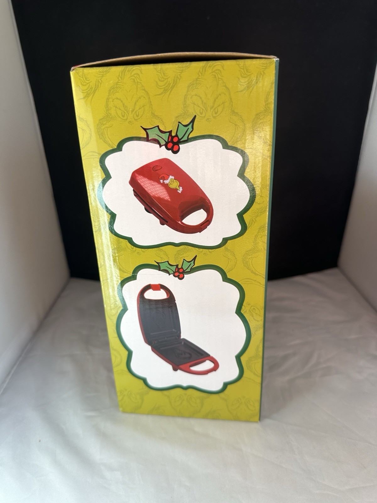 New Dr. Seuss The Grinch Grilled Cheese Sandwich Maker Bundle Extras