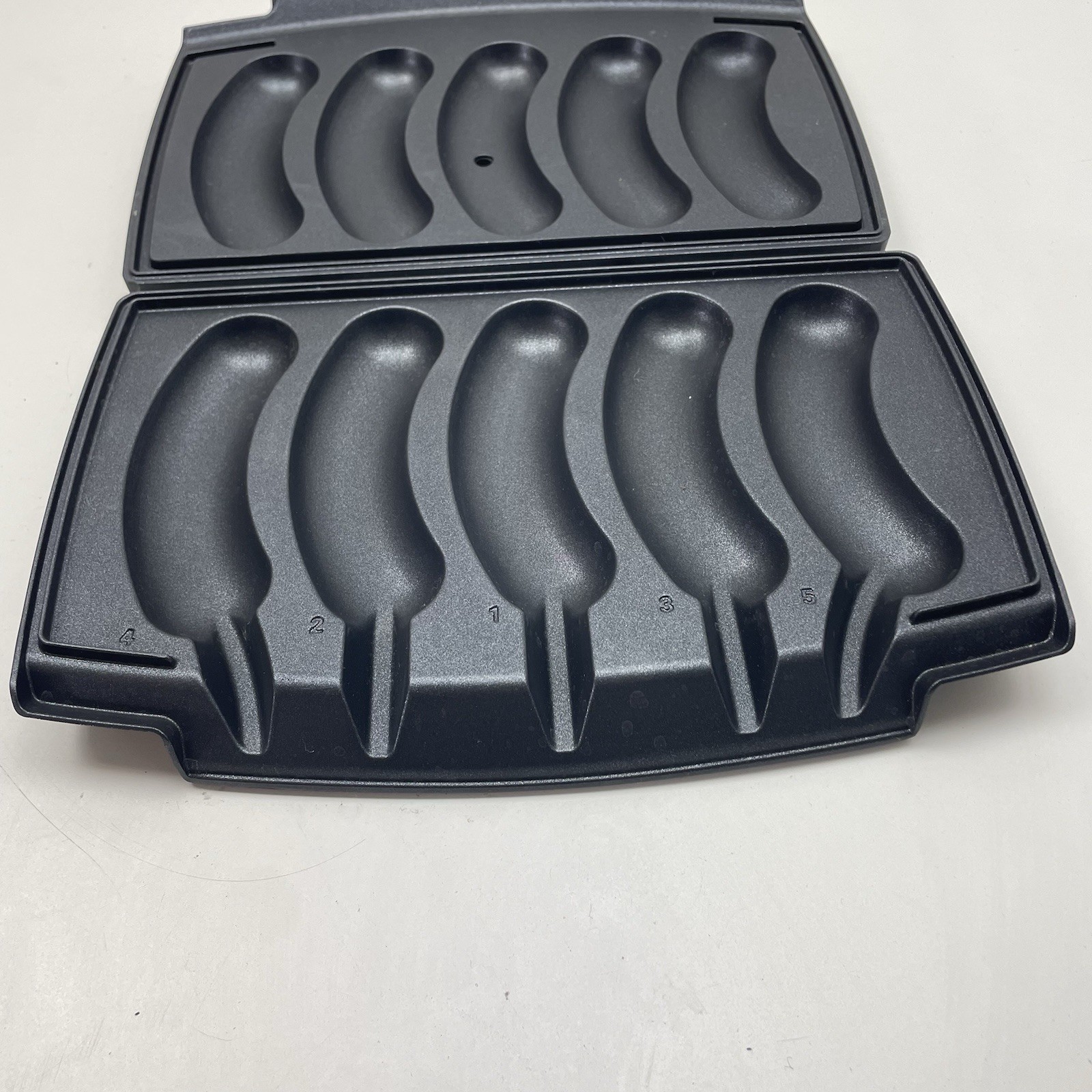 x2 Johnsonville Sizzling Sausage Grill BTG-0498 Replacement Brat Plates Pair