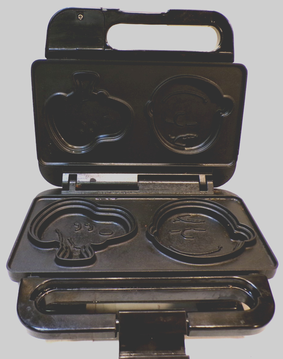 Charlie Brown and Snoopy Snack and Sandwich Maker © 1992, Salton SA-12