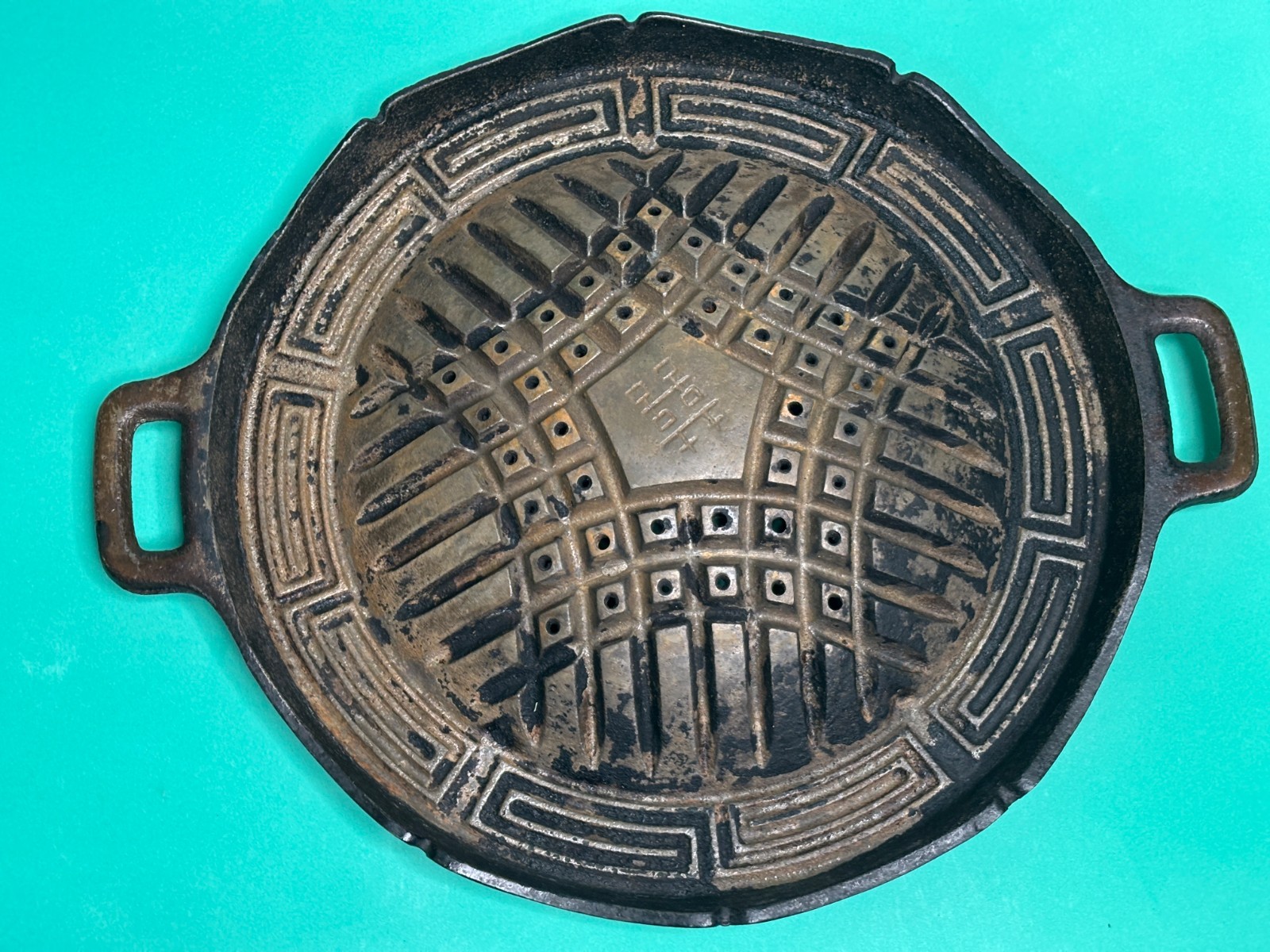 Vintage Japanese Cast Iron Jingisukan Pot / Genghis Khan Grill (w/ Original Box)