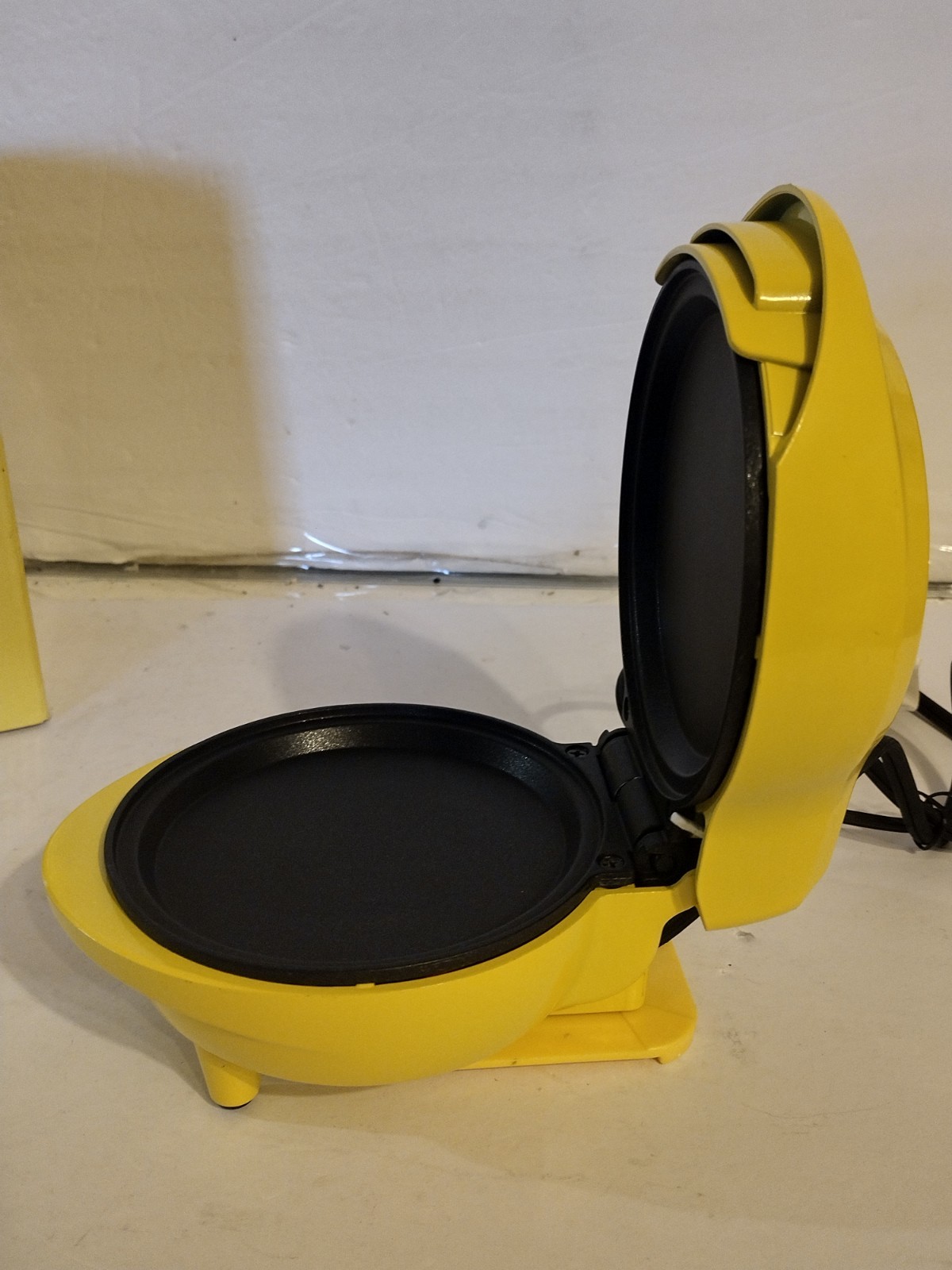 Holstein Housewares HM-09109 Personal Griddle – Yellow New